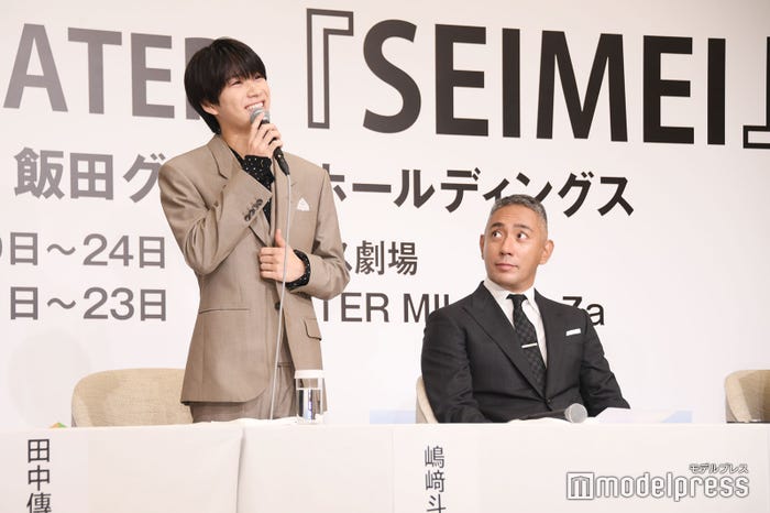 嶋崎斗亜の挨拶を優しく見守る市川團十郎(C)モデルプレス