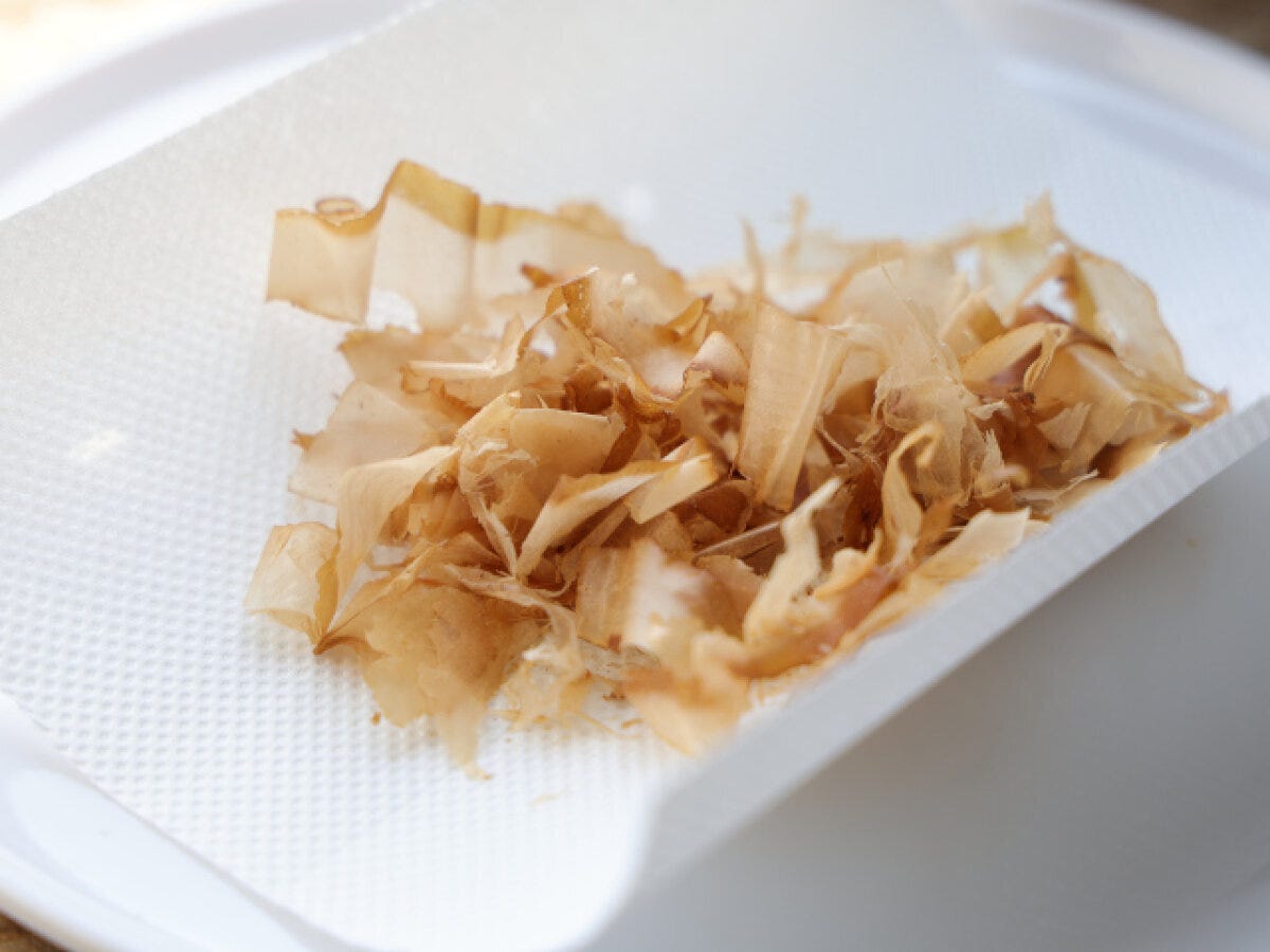キッチンペーパーの上に広げてレンジ加熱したパリパリのかつお節 キッチンペーパーの上に広げてレンジ加熱したパリパリのかつお節