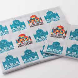 濱文様/東京駅アニバーサリーてぬぐい 1,080円、てぬぐいはんかち540円 (税込)/画像提供:(株)JR 東日本ステーションリテイリング