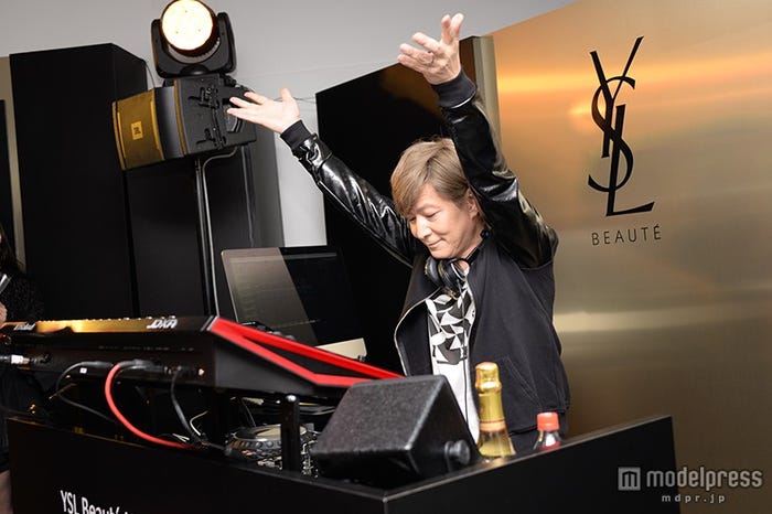 YSLシークレットパーティーに登場 フロアを揺らす小室哲哉