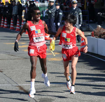 波乱の序盤 城西大・キムタイが衝撃区間新1時間5分9秒で圧巻5人抜き エティーリの記録を22秒更新 2区終えてトップ浮上 中大2位、早大が3位、駒大4位、国学院大6位 青学大は5人抜きも11位