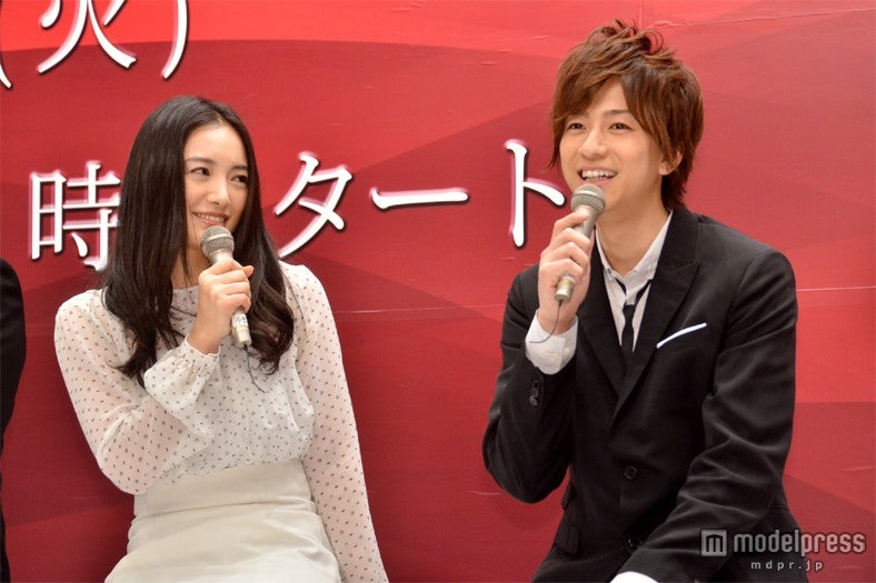 仲間由紀恵（左）と三浦翔平（右）