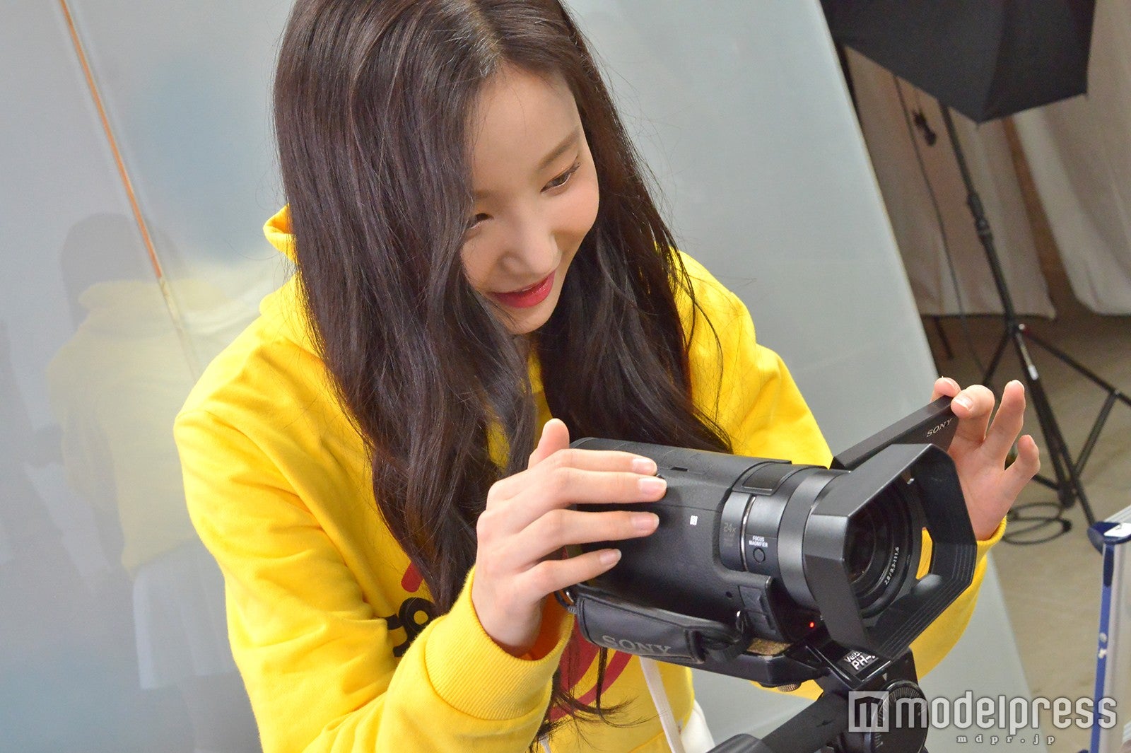 撮影用のビデオに興味津々のヨンウ （C）モデルプレス