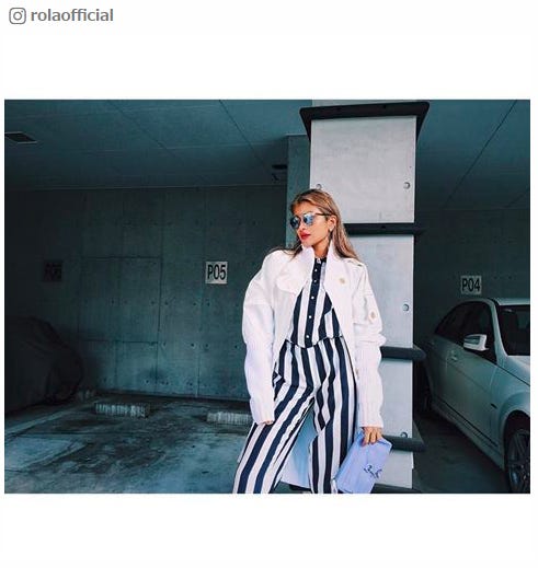 同じ「Off-white」のジャンプスーツを着回し/Instagramより