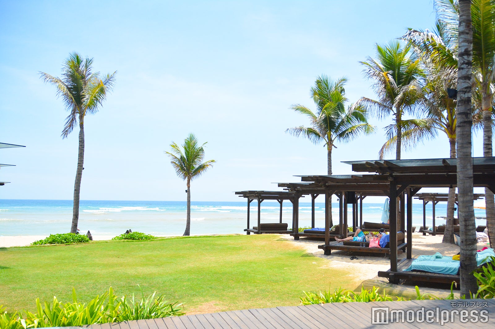 お昼時にはビーチでくつろぐ人がたくさん （C）モデルプレス