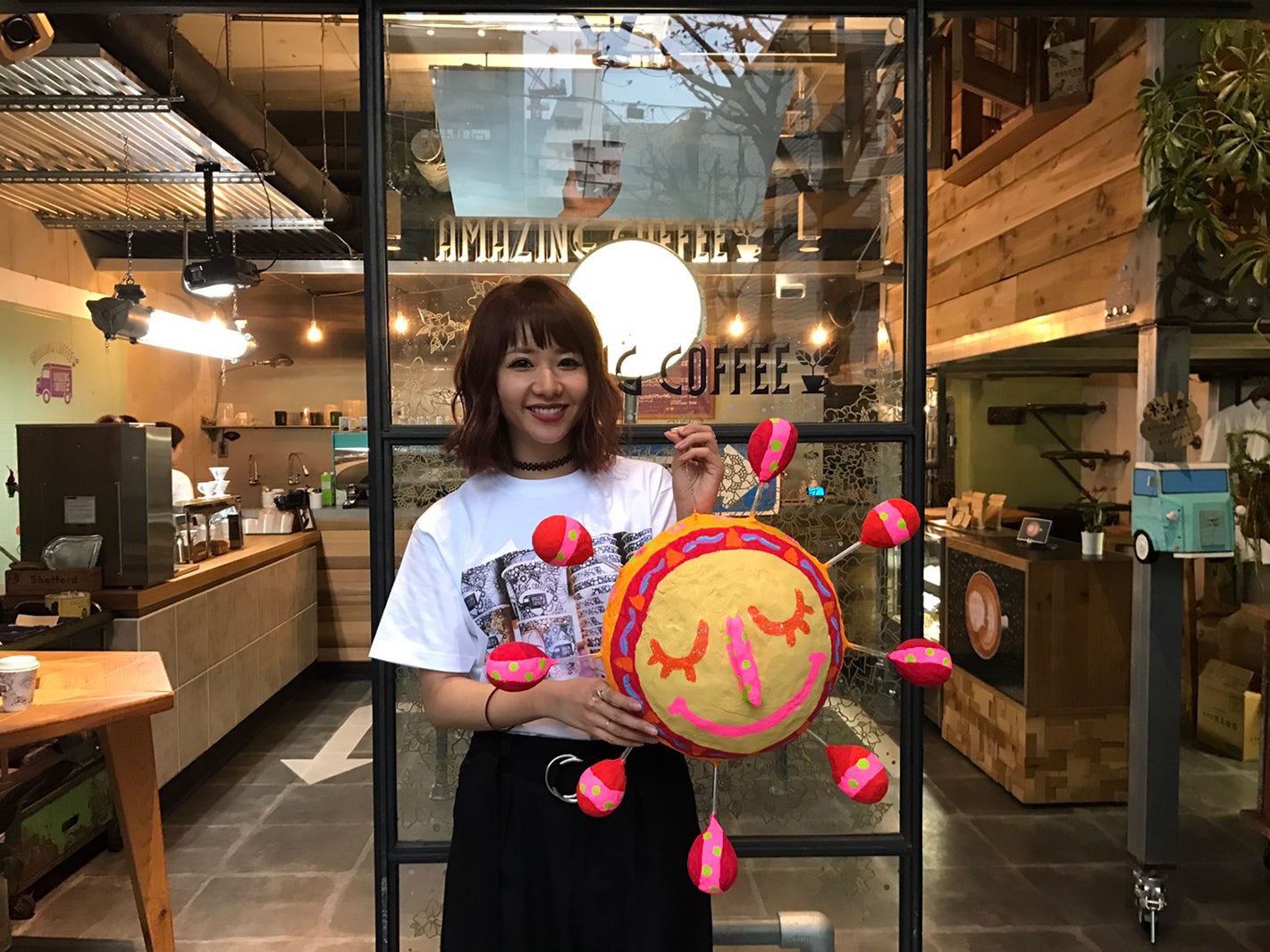 Dream Aya、「HAPPY DAY」がテーマの写真展スタート　ラテやグッズでもコラボ