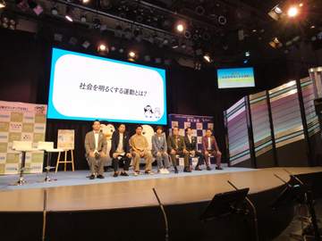 一瞬誰？俳優？！ツートライブらと並び1人異色存在感の吉本芸人 イベント登場に驚き、イケオジの現在が精悍すぎる！