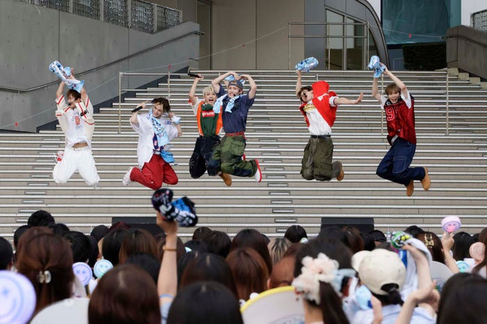 DXTEEN(C)LAPONE Enterta inment