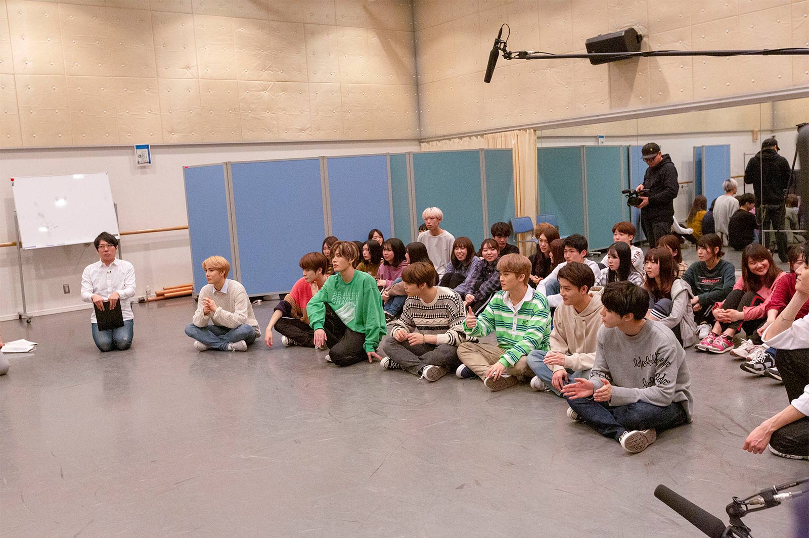 学生たちのダンスを見学するNCT 127 （C）Abema TV