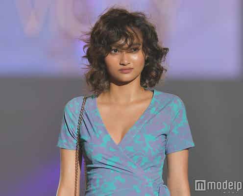 “驚異の10頭身”香川沙耶、胸元ざっくりSEXY タイトワンピで美ボディ際立つ<福岡アジアコレクション2018 S/S>