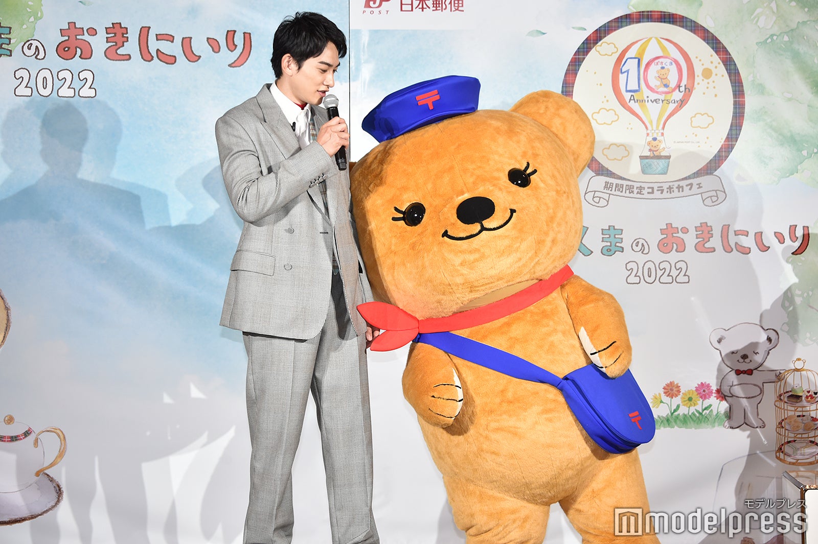 寄りかかるぽすくまが気になる町田啓太（C）モデルプレス