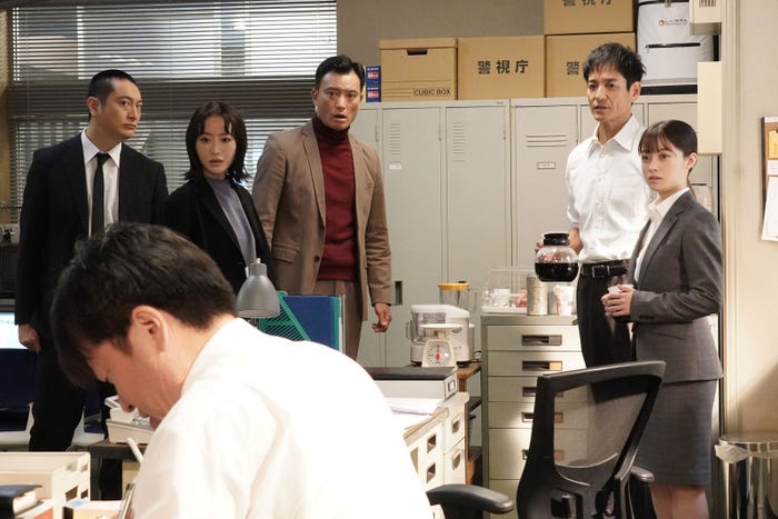 (左から)佐藤二朗、JP、松本まりか、徳重聡、沢村一樹、橋本環奈「トクメイ!警視庁特別会計係」第5話(C)カンテレ