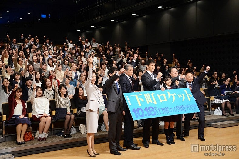 イベントの様子／「下町ロケット」に出演する（左より）真矢ミキ、安田顕、吉川晃司、阿部寛、土屋太鳳、立川談春、恵俊彰