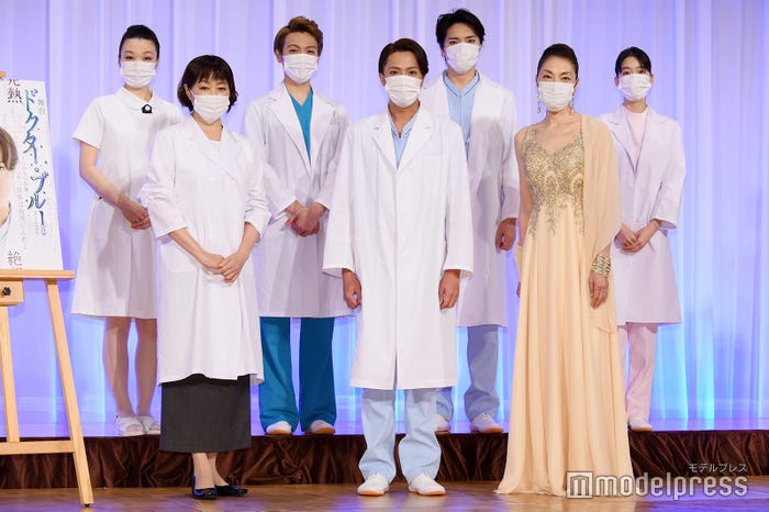 (前列左から)高島礼子、内博貴、麻実れい(後列左から)黒田こらん、室龍太、松下優也、吉倉あおい(C)モデルプレス