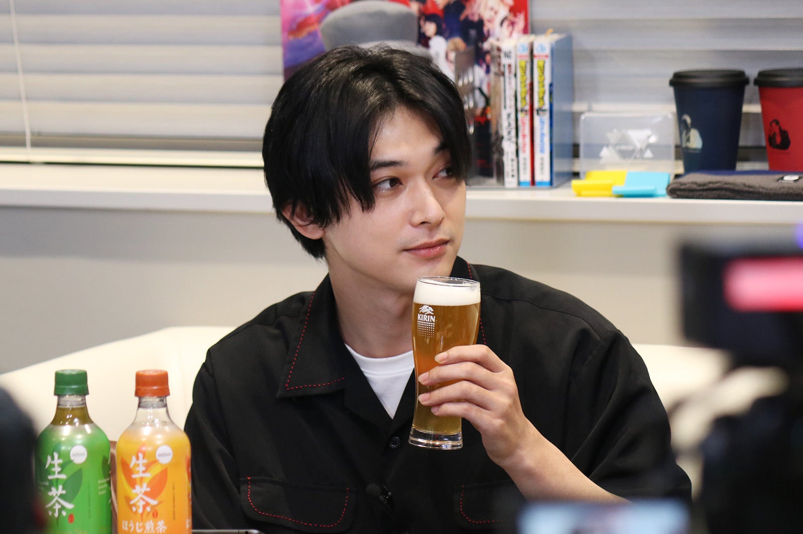 吉沢亮、カメラ目線の「抱いていいか」にファン興奮 デビュー12周年生配信で出血大サービス