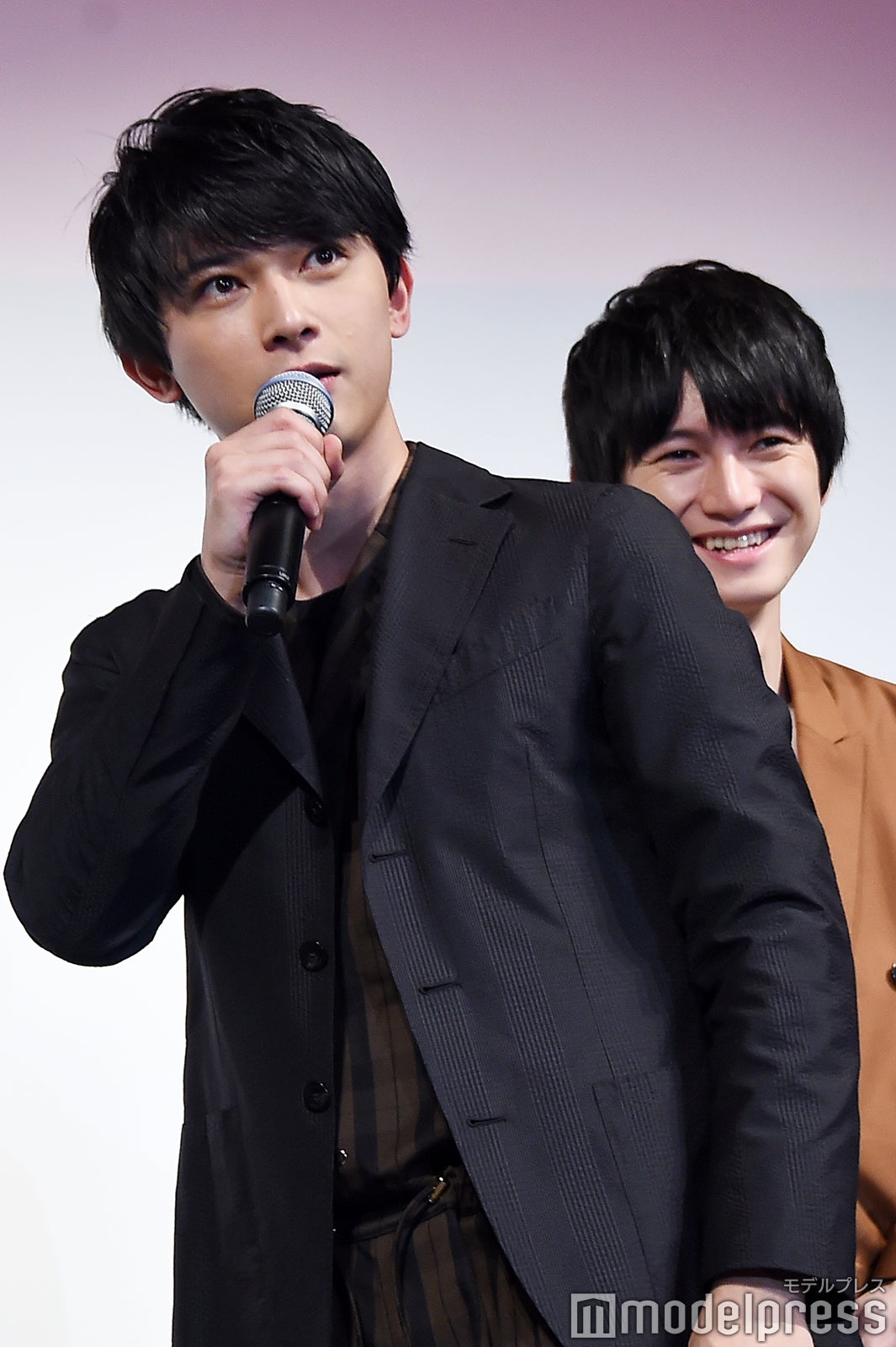 吉村崇のギャグの後、会場に「笑えよ！」と指示する吉沢亮（C）モデルプレス