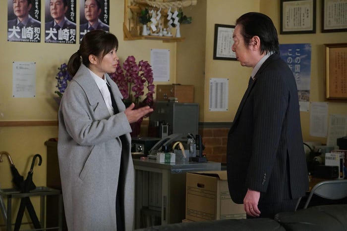 篠原涼子、古田新太/「民衆の敵」第9話より(C)フジテレビ