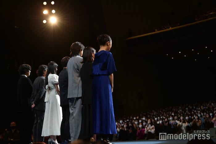5000人の観客からスタンディングオベーション/野田洋次郎、染谷将太、原菜乃華、新海誠監督、松村北斗、伊藤沙莉、花瀬琴音(C)モデルプレス
