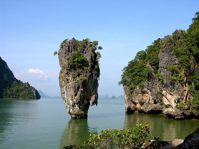 真ん中の巨大な一枚岩がジェームズ・ボンド島(タブー島)/James Bond Island by Carrie Kellenberger I globetrotterI