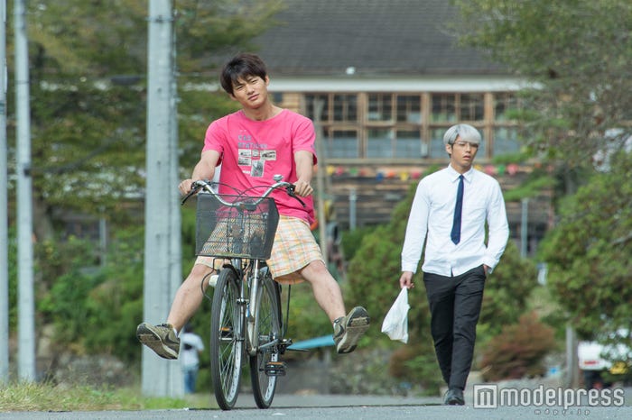 野村周平、賀来賢人(C)2016 真造圭伍・小学館/「森山中教習所」製作委員会