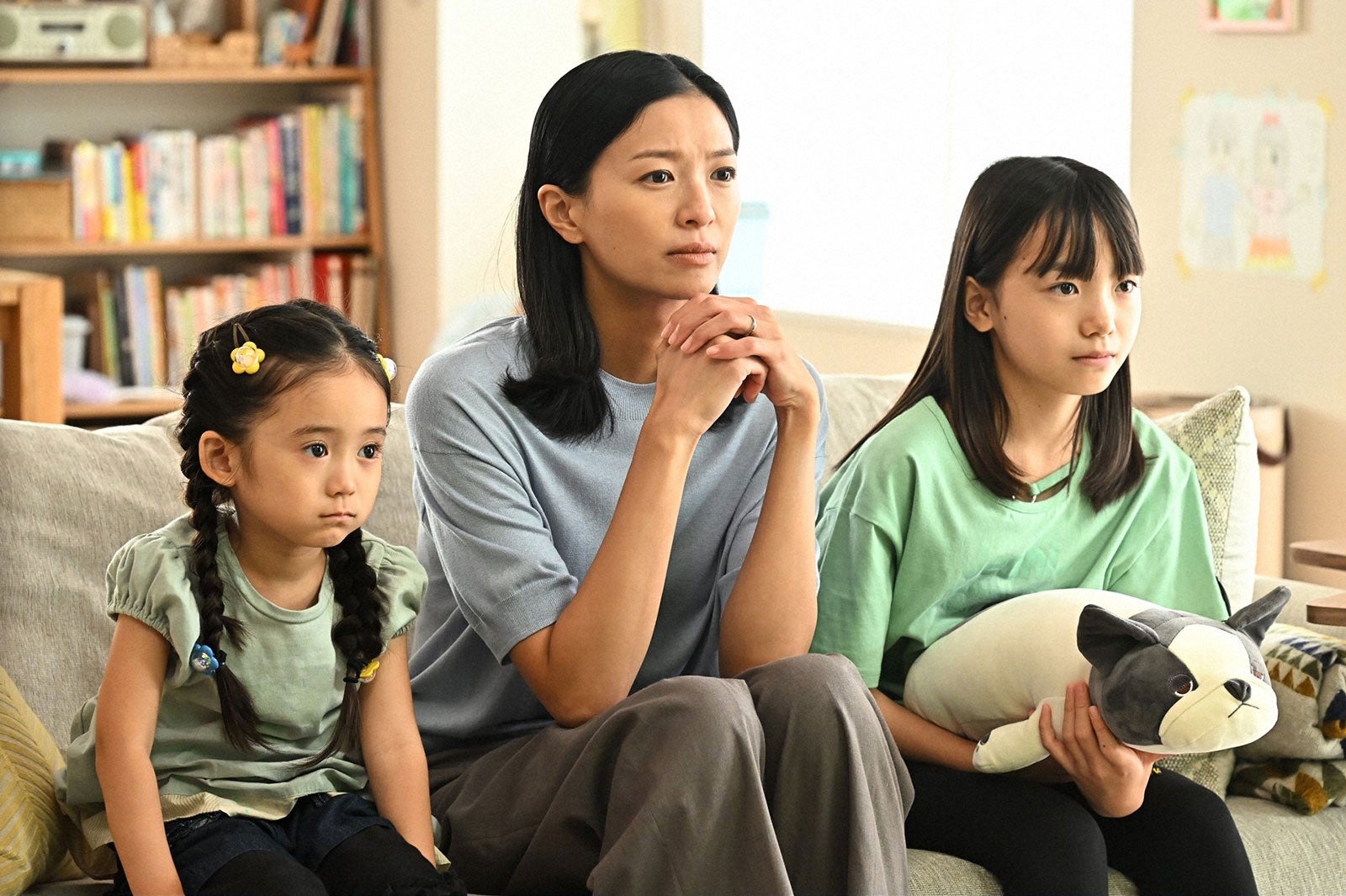 （左から）泉谷星奈、榮倉奈々、稲垣来泉／「オールドルーキー」第9話より（C）TBS