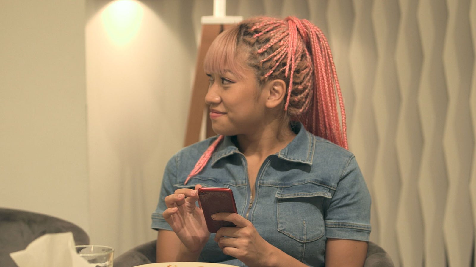 流佳と愛華の距離の近さを凝視する花「TERRACE HOUSE TOKYO 2019-2020」20th WEEK（C）フジテレビ／イースト・エンタテインメント（C）モデルプレス