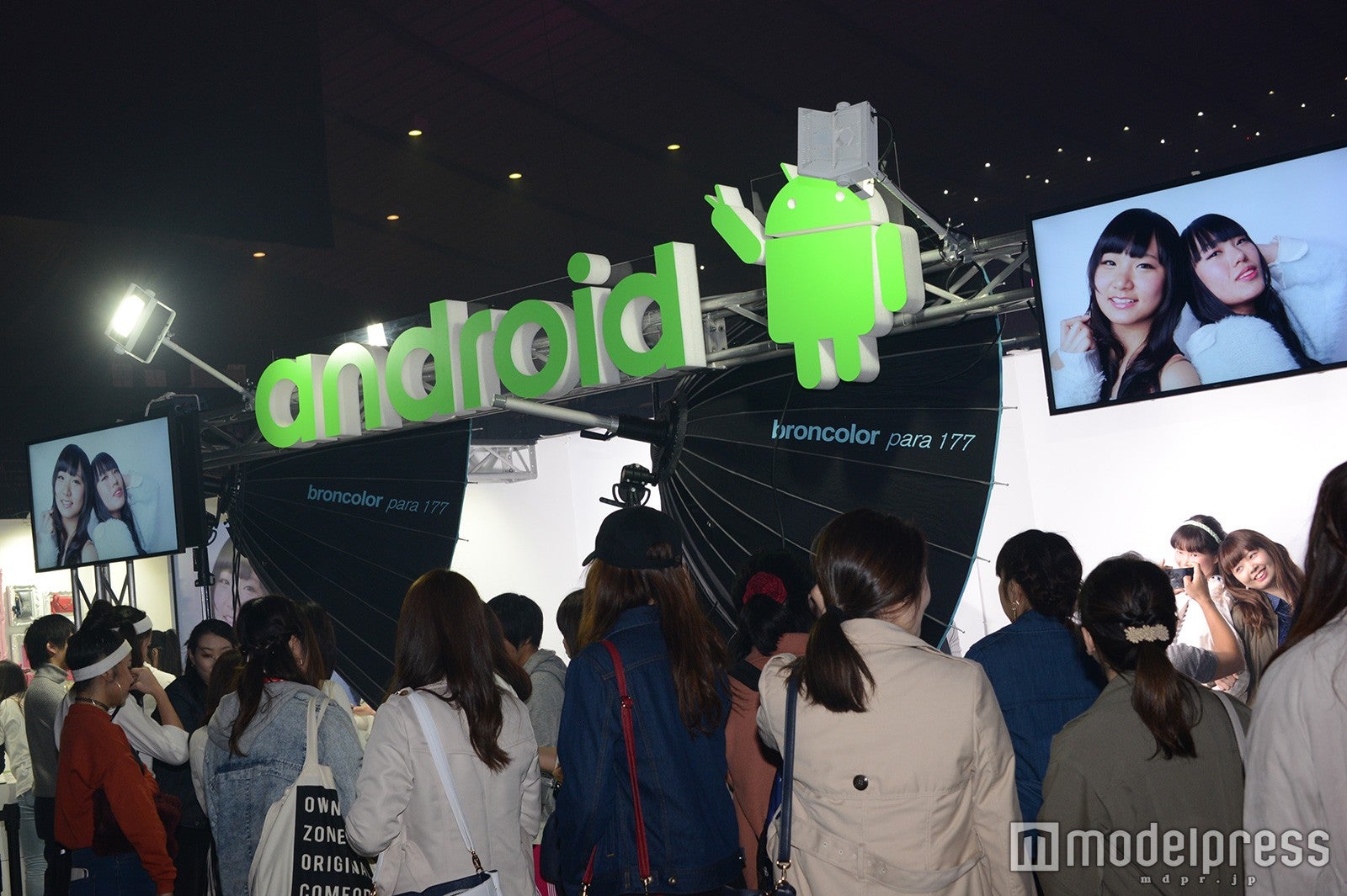 ブース前にはとびきりのお洒落をした姿を記念に残そうと、ファッション好きな女子達の行列が