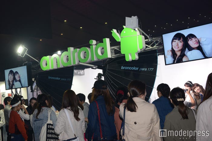 ブース前にはとびきりのお洒落をした姿を記念に残そうと、ファッション好きな女子達の行列が