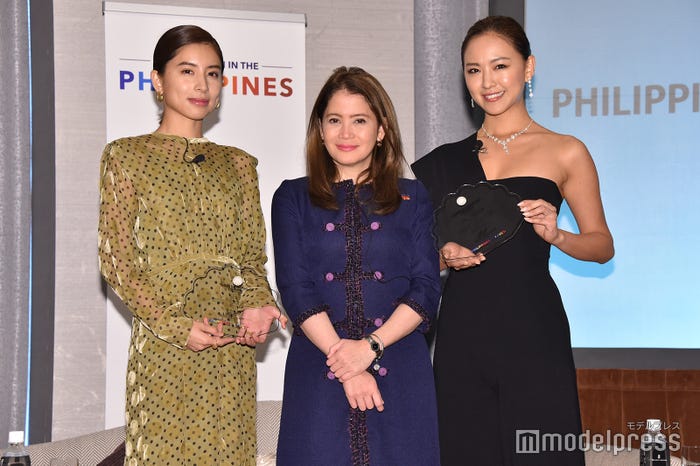 (左から)ラブリ、ベルナデット ファティマ ロムロ プヤット大臣、西内ひろ(C)モデルプレス