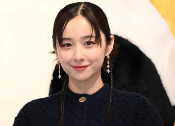 「可愛すぎて5度見した」堀田真由 漆黒の凄いオフショルドレスに反響続々「透明感半端ない！」