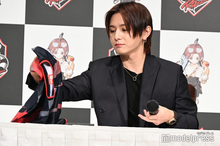 もらったユニフォームを丁寧に畳んでテーブルに置く山田涼介(C)モデルプレス