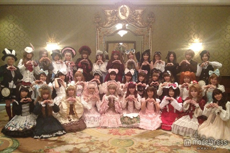 タイのロリータファンと青木美沙子（中央）