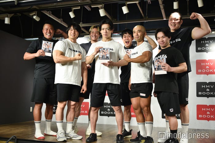 (左から)しんや、青木マッチョ、大石、野田クリスタル、YUTARO、リボルバー・ヘッド、ハタノハタ(C)モデルプレス