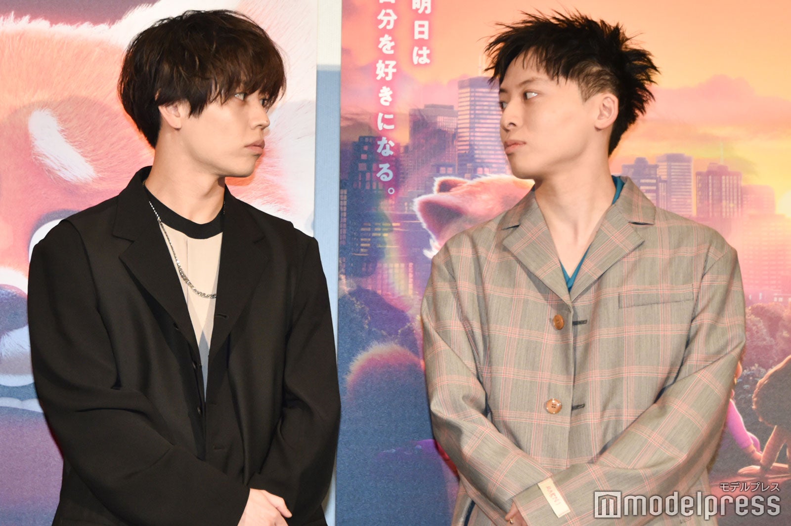 何かを話し合う岩岡徹、工藤大輝（C）モデルプレス