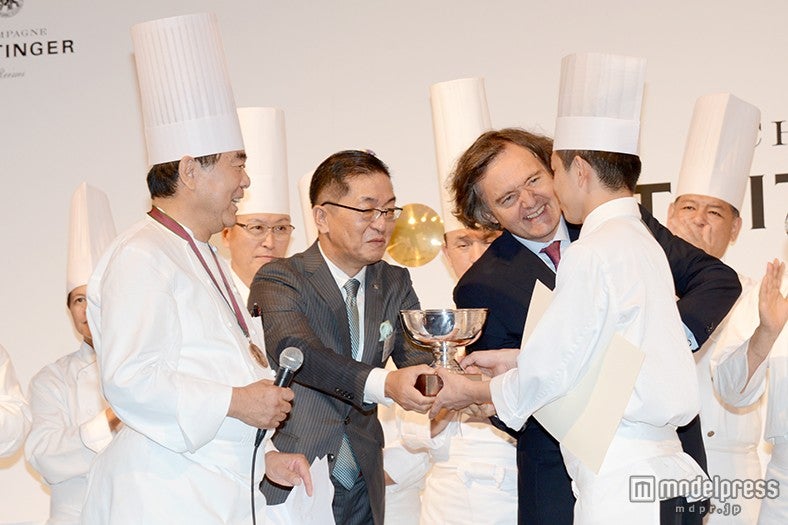 優勝を祝福（左から、堀田大氏、時松浩氏、ピエール・エマニュエル・テタンジェ氏）