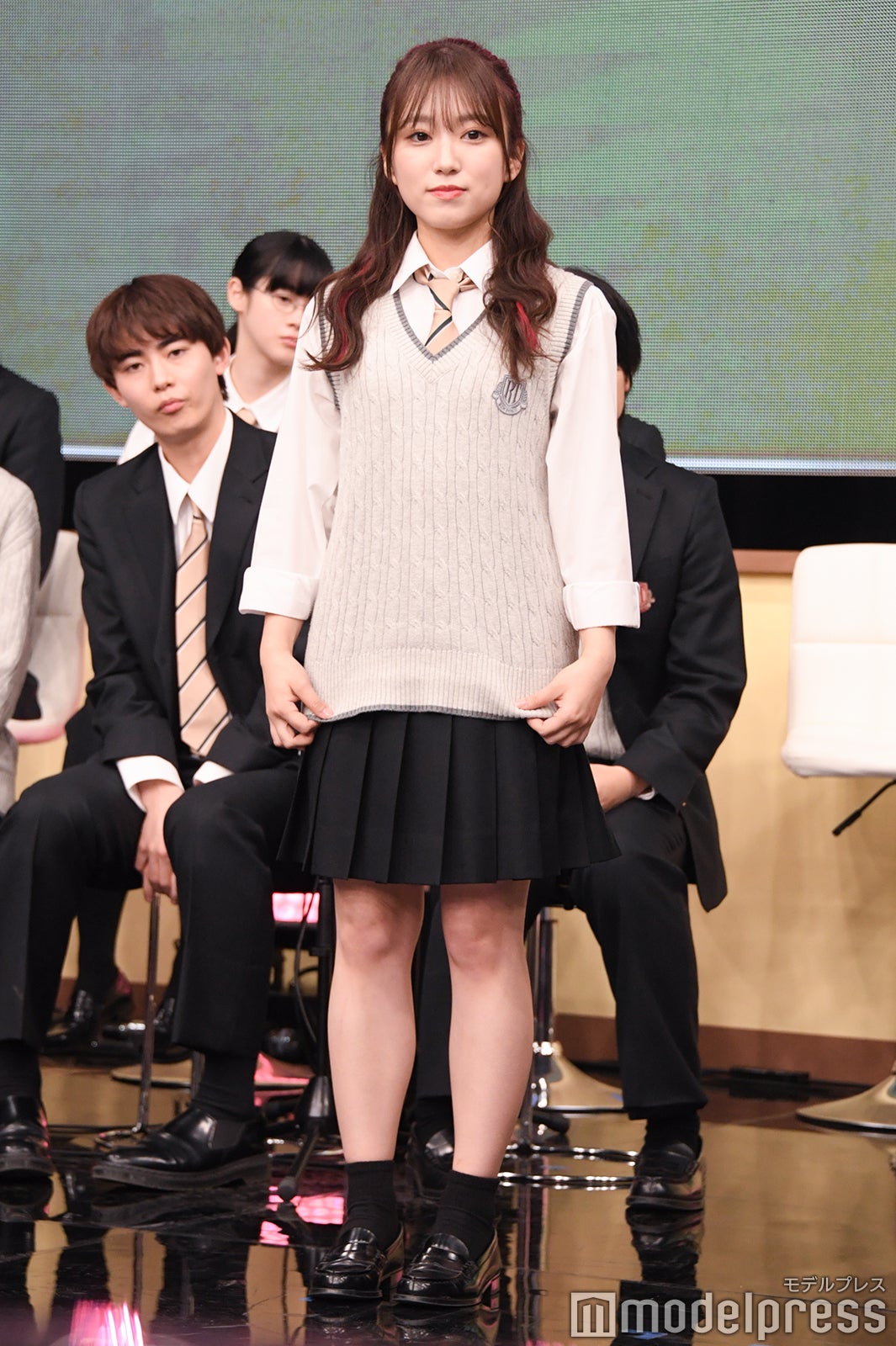 一番寒い制服コーディネートの矢吹奈子（C）モデルプレス