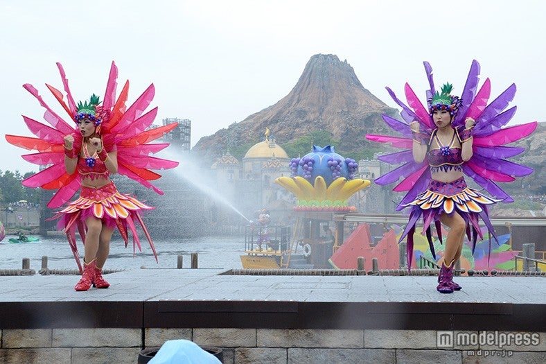 「ミニーのトロピカルスプラッシュ」ステージではダンサーが踊り盛り上げる