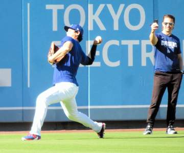 大谷翔平がキャッチボール再開 右上腕二頭筋の違和感から初 最大で約50メートルの距離 終了後にはファンに神対応