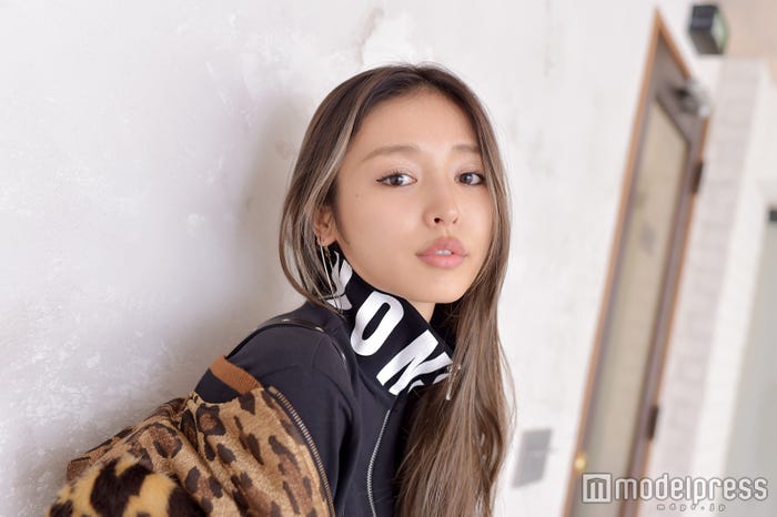 恋愛依存 家出 恋人の死 28歳でデビュー 波瀾万丈な新歌姫 加治ひとみ の過去 全てさらけ出した セミヌード に込めた思いとは モデルプレス 恋愛依存 家出 恋人の死 28歳でデビュー 波瀾万丈な新歌姫 加治ひとみ の過去 全てさらけ出した セミヌード に込めた思いとは モデルプレス