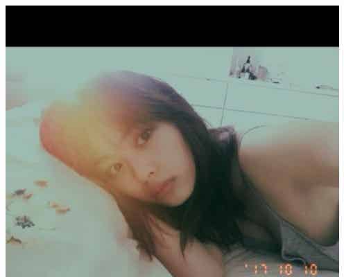内田理央、美谷間あらわな寝起きショット公開「可愛すぎ」「際どい」と反響相次ぐ