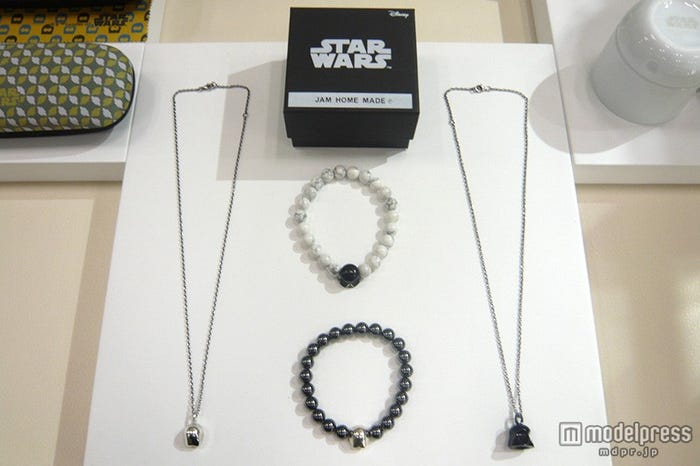 ネックレス、ブレスレット(C)&TM Lucasfilm Ltd.