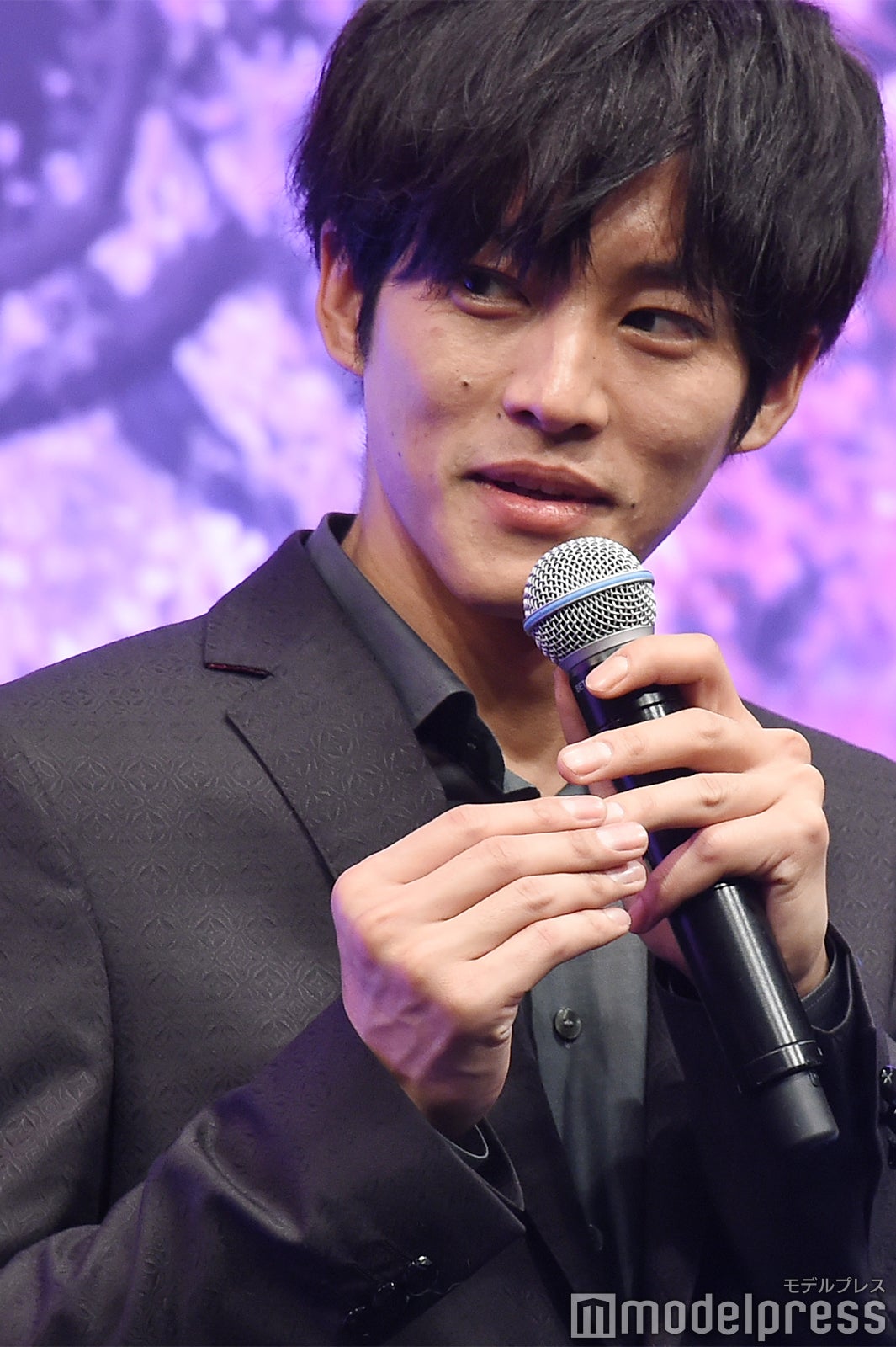 爪が大きいことを説明する松坂桃李 （C）モデルプレス