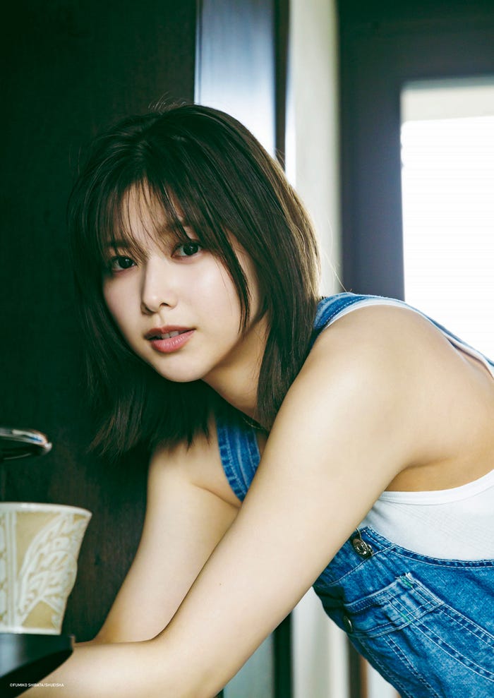 渡邉理佐 卒業メモリアルブック「抱きしめたくなる瞬間」特典ポスター(C)柴田フミコ/集英社