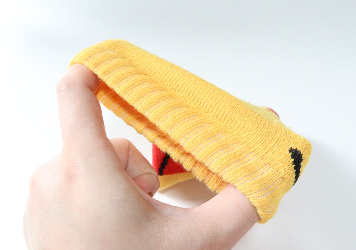100均で可愛さに惹かれて買ったら優秀だった！「まるで靴下みたい！」専用の便利グッズ
