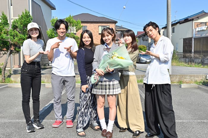 片山萌美、竹財輝之助、水崎綾女、森日菜美、岩本蓮加、田中洸希「そんな家族なら捨てちゃえば?」より(C)カンテレ