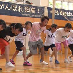 モデルプレス - 嵐・大野智「24時間テレビ」で義足の少女を応援 100人ダンス企画挑戦