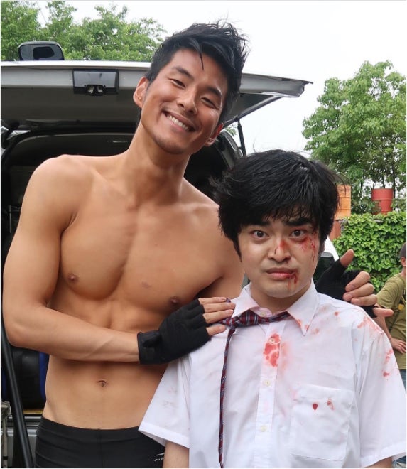 ボロボロにされた「ウンコ」こと水前寺（右）（画像提供：カンテレ）