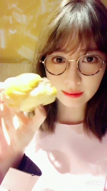 小嶋陽菜の“あーん”にファン悶絶　アメリカから初上陸「あげみバーガー」って？