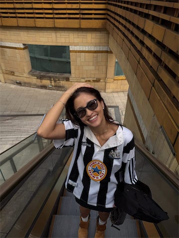 黒木メイサ、"反則級"のサッカーユニ×超ミニ丈コーデに反響「かっこいい」「素敵です」