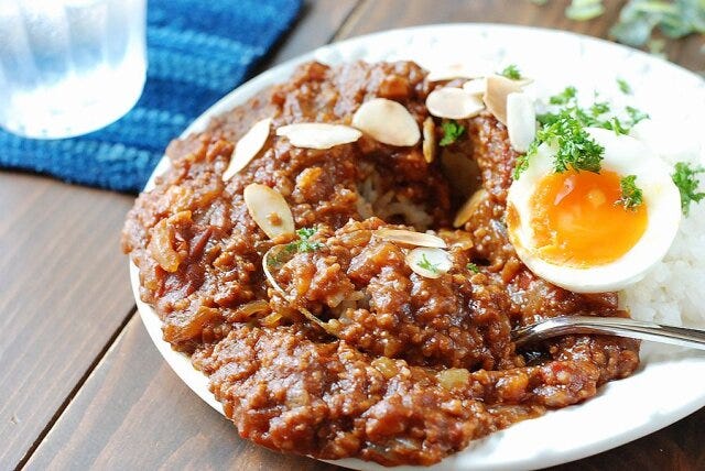 無水トマトキーマカレー　スプーンですくう